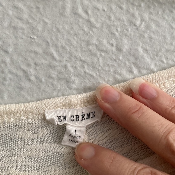 Cute top w/embroidered sleeves - Picture 2 of 9